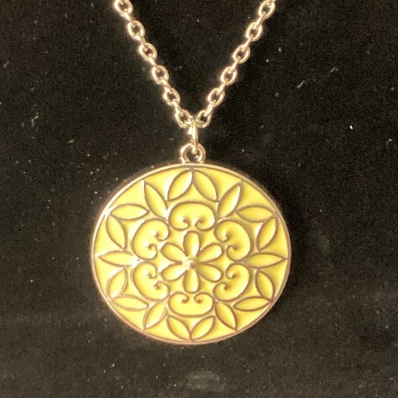 Yellow and Gold Round Pendant Necklace Jewelry - Yellow and Gold Round Silver Tone Pendant Necklace